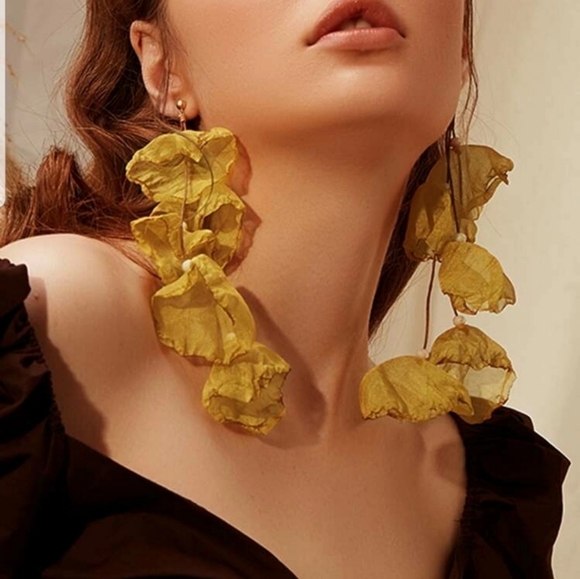 *Layla* Flower Petal Earrings - Picture 7 of 7